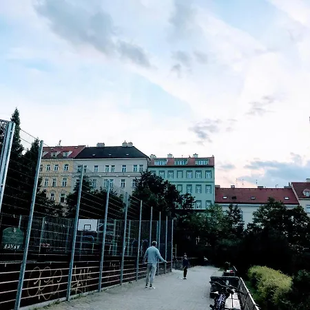Апартаменты Modern Futuristic / Zizkov Tv Tower + Metro Station